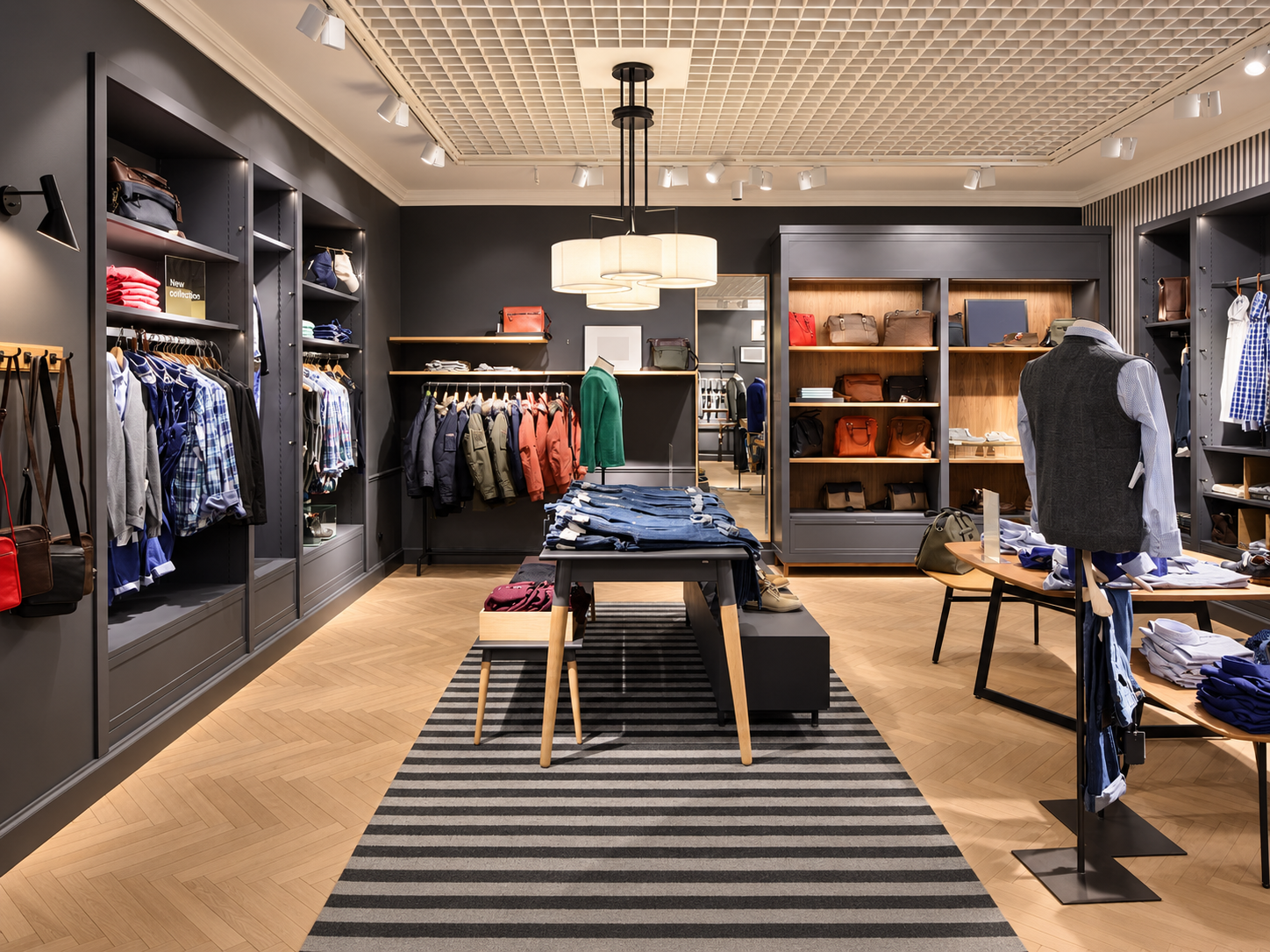 Tienda de moda reformada con estanterías oscuras, mobiliario de madera y suelo de espiga